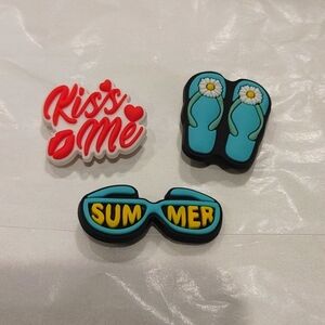 3 clogs charms kiss me, flip flop, and sunglasses New.